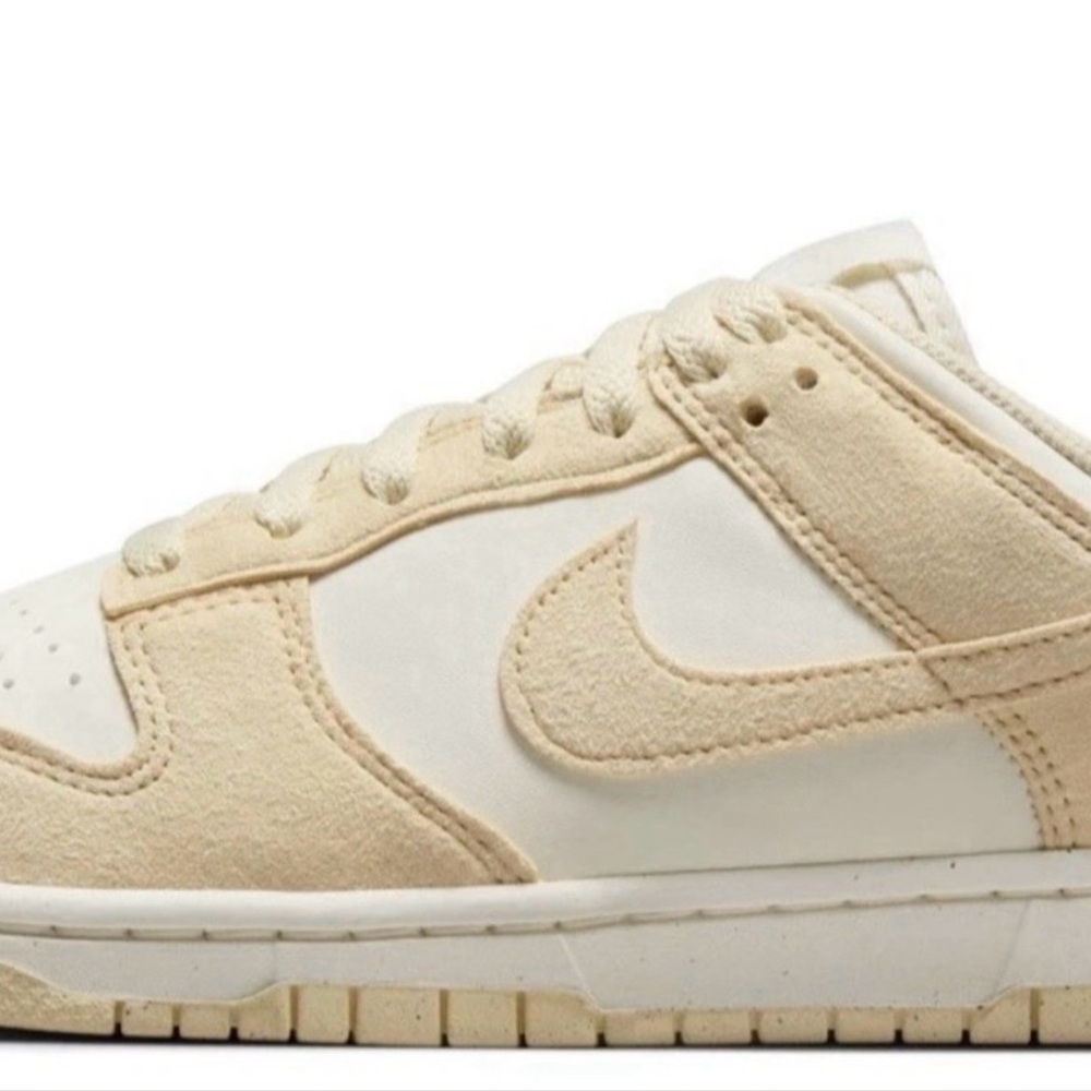 Nike DUNKS , new , size 7 color is pale ivory